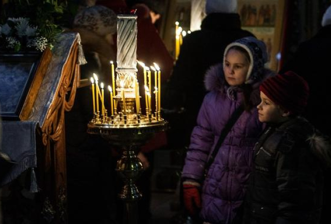 Pareizticīgo baznīcā. Foto: Dmitrijs Suļžics, F64