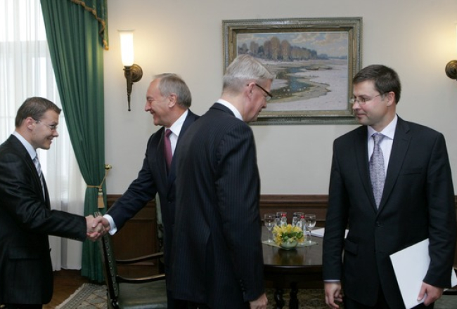 Triju partiju pārstāvji - Raivis Dzintars, Valdis Zatlers un Valdis Dombrovskis - tiekas ar Valsts prezidentu Andri Bērziņu. Foto: Raitis Plauks, F64