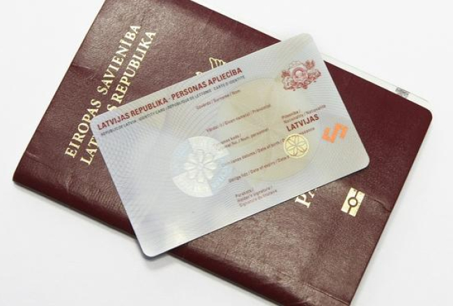 Latvijas Republikas pase un personas apliecība jeb elektroniskās identifikācijas kartes (eID) prototips. Foto: Edijs Pālens, LETA