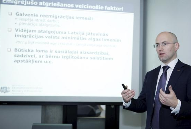 Ekonomikas ministrs Daniels Pavļuts prezentē reemigracijas konceptu. Foto: Nora Krevneva, F64