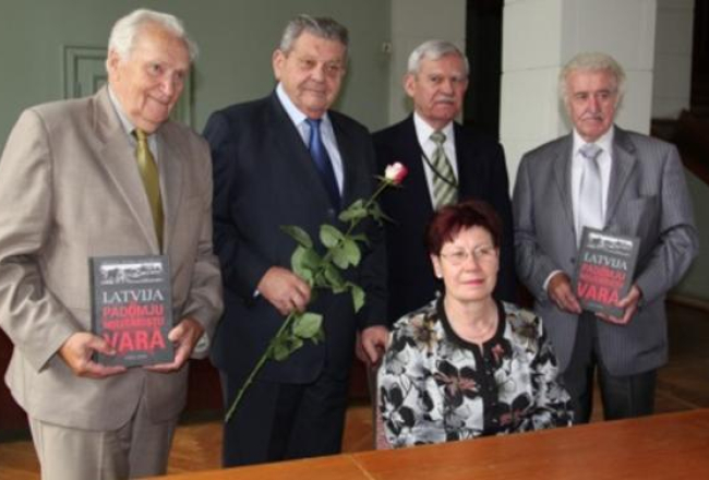 Ruta Pazdere 2011.gadā grāmatas "Latvija Padomju militāristu varā" atvēršanas sarīkojumā kopā ar autoriem Ēriku Tilgasu (no kreisās), un Ilgoni Upmali (no labās), kā arī Jāni Vējiņu (otrais no labās) un Andreju Mežmali. Foto: australijaslatvietis.com