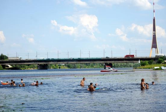 Peldvietā Daugavā pie Lucavsalas. Foto: Evija Trifanova, LETA