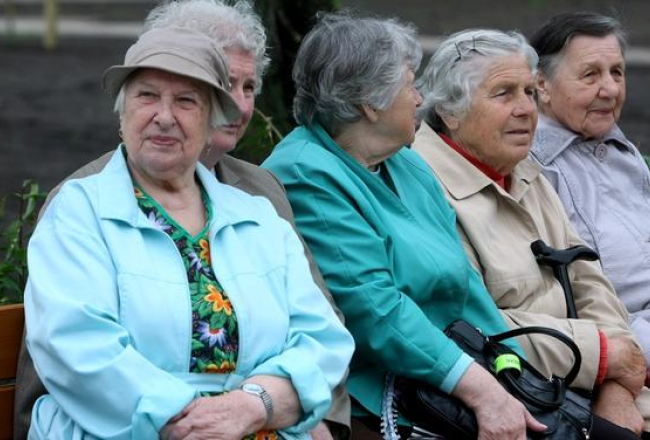 Pensionāres Vecmīlgrāvī. Foto: Edijs Pālens, LETA