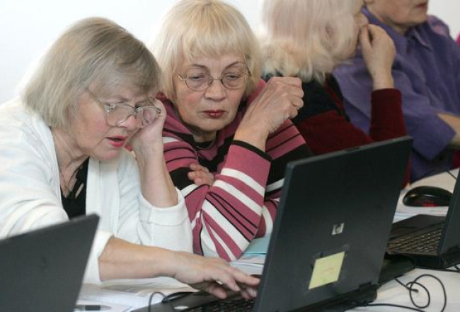 Pensionāres mācās datorzinības. Foto: Raitis Plauks, F64