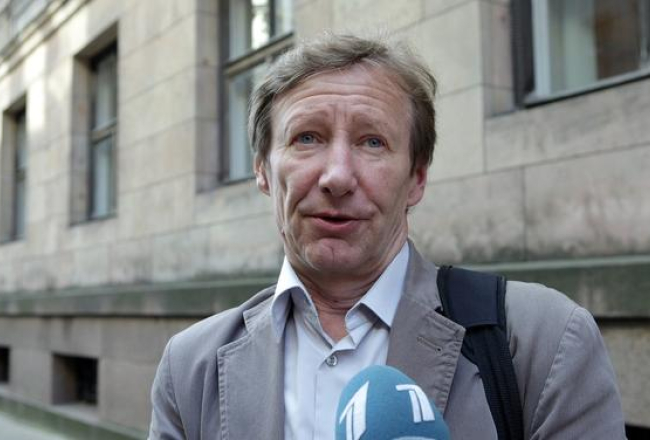 Kustības "Par vienlīdzīgām tiesībām" pārstāvis Jurijs Petropavlovskis ieradies iesniegt Centrālajā vēlēšanu komisijā parakstus referenduma ierosināšanai par pilsonības automātisku piešķiršanu visiem nepilsoņiem. Foto: Ieva Čīka, LETA