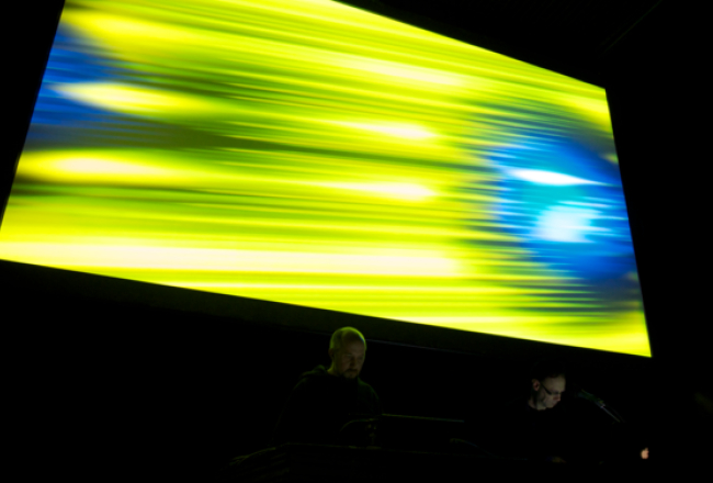 Sestdien, 12. oktobrī festivāla noslēguma koncertā ar audiovizuālu performanci “Fizikāls” (Physical) Spīķeru koncertzālē uzstāsies pazīstamie kanādiežu elektroniskās mūzikas mākslinieki Metjū Bīdermans un Alens Tibols. Publicitātes foto