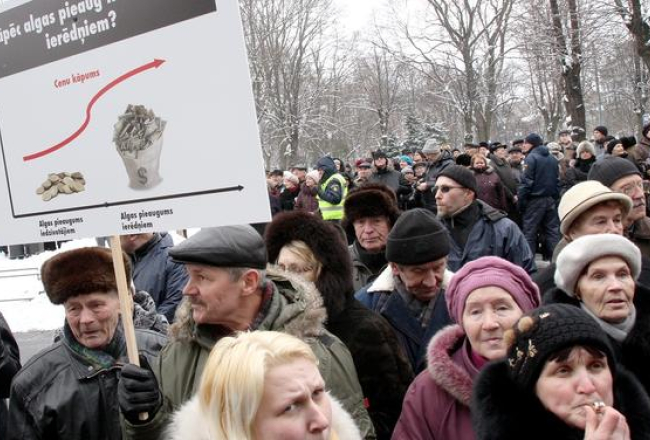 Arodbiedrības piketā pie valdības ēkas. Foto: Kaspars Krafts, F64
