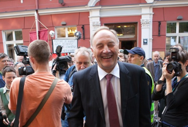 Attēlā: Andris Bērziņš (ZZS) ceturtdienas rītā ejot cauri piketētāju pūlim pie Saeimas.