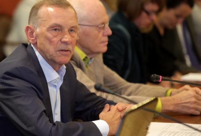 Būvnieku pilnsabiedrības "SBRE" pārstāvis Didzis Putniņš (no kreisās) un Būvniecības attīstības stratēģiskās partnerības priekšsēdētājs Valdis Birkavs piedalās Saeimas Izglītības, kultūras un zinātnes komisijas sēdē par situāciju Rīgas pilī. Foto: Ieva Čīka, LETA
