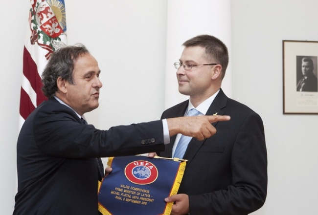UEFA prezidents Mišels Platinī dāvina premjerministram Valdim Dombrovskim vimpeli. Autors: Andrejs Strokins, F64