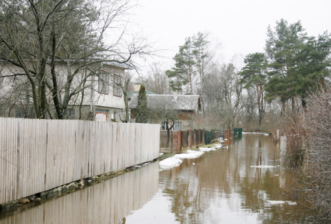 Applūdusi iela Carnikavā. Foto: Mārtiņš Zilgalvis, F64