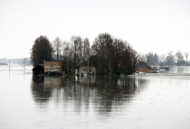 Šovasar liels lietus applūdināja Lietuvas galvaspilsētas Viļņas ielas.