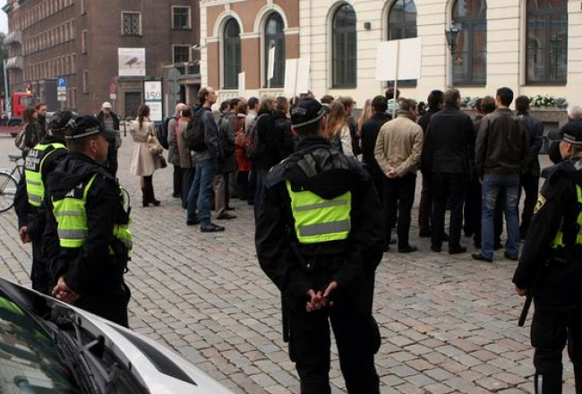 Valsts policija apsargā piketētājus Rīgas centrā. Foto: Edijs Pālens, LETA