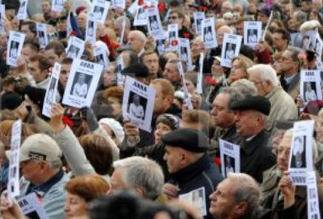 Mītiņš 2009.gadā, kurā tauta prasa izmeklēt žurnālistes Annas Poļitkovskas slepkavību. Foto: AFP/LETA