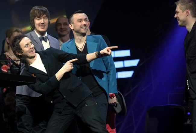 Grupa "Prāta vētra" ar iegūto "Latvijas mūzikas ierakstu Gada balvu 2012" nominācijā "Labākā dziesma" par dziesmu "Lantern". Foto: Ieva Čīka, LETA