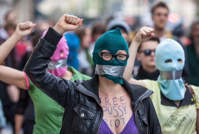 "Pussy Riot" atbalstītājas pie Krievijas vēstniecības Varšavā. Foto: AFP/LETA