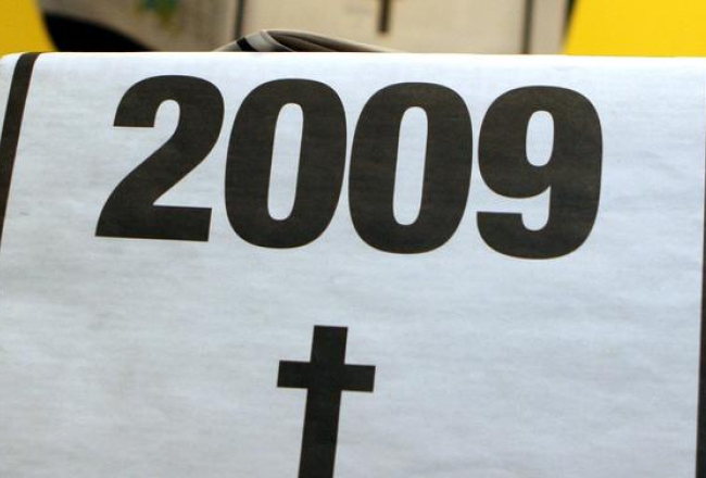 Laiks skrien ātri - brīdinot par preses industrijas apdraudējumu, visi lielākie Latvijas laikraksti 2008.gada 11.decembrī iznāca sēru noformējumā - uz avīžu vākiem publicēts uzraksts "Prese 2009", zem kura attēlots melns krusts uz balta fona. Pēc trīs gadiem - 2012.gadā - avīzes sestdienās vairs neiznāk. Kas būs turpmāk? Foto: Evija Trifanova, LETA