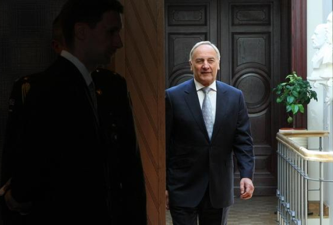 Valsts prezidents Andris Bērziņš Melngalvju namā. Foto: Edijs Pālens, LETA