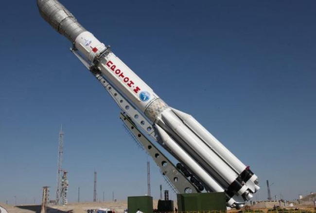 Raķete "Proton-M" pirms nelaimīgā starta. Foto: EPA/LETA