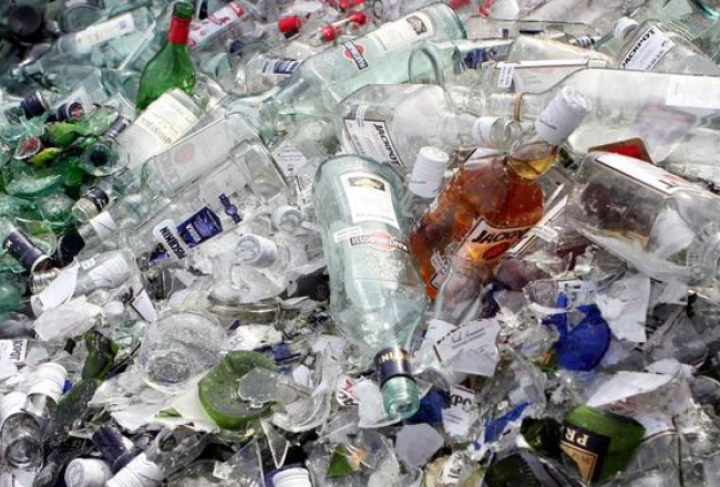 Sasistas nelegālā alkohola pudeles. Foto: Edijs Pālens, LETA