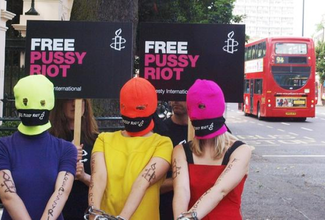 Trīs "Amnesty International" pārstāves Londonā protestē pret "Pussy Riot" iespundēšanu cietumā. Foto: AFP/LETA