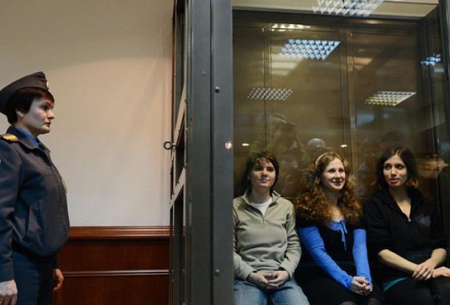 "Pussy Riot" dalībnieces slēgtajā tiesas būrī. Foto: AFP/LETA