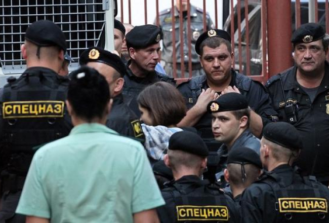 Viena no notiesātājām "Pussy Riot" meitenēm Nadežda Tolokoņņikova tiek eskortēta no tiesas uz ieslodzījuma vietu. Foto: EPA/LETA