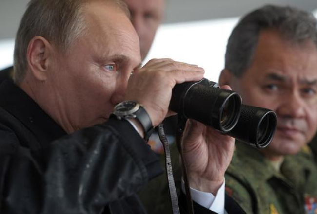 Krievijas prezidents Vladimirs Putins Kaļiņingradā vēro militārās mācības "Zapad - 2013". Foto: ITAR-TASS/LETA