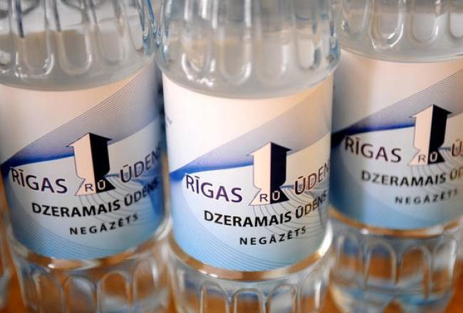 "Rīgas ūdens" dzeramais ūdens pudelēs. Foto: Lita Krone, LETA