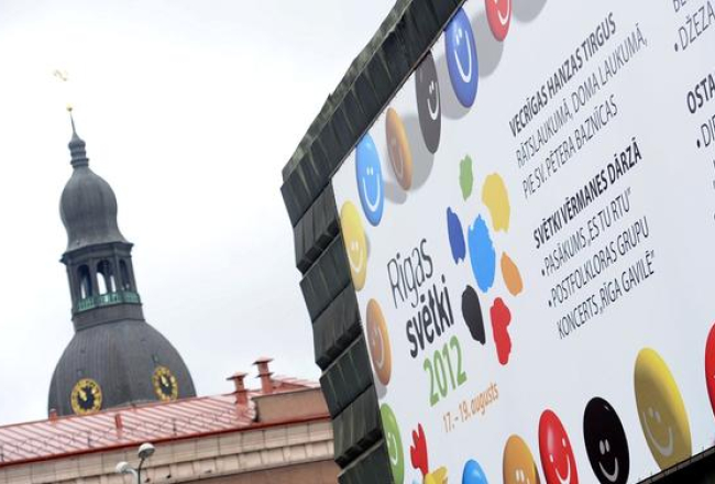 Rīgas svētku programma plakātā. Foto: Evija Trifanova, LETA