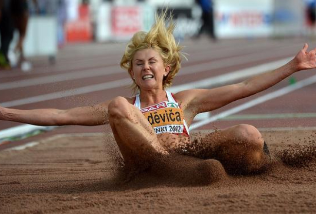 Ineta Radeviča lēcienā. Foto: AFP/LETA