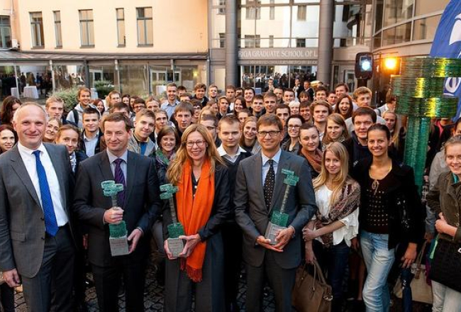 Atklāšanas brīdī REA pagalmā no kreisās - REA rektors Anders Palzovs, SEB bankas vadītājs Ainārs Ozols, „Swedbank” Baltijas vadītāja Birgite Bonnesena, „Nordea” bankas vadītājs Valdis Siksnis un REA studenti pie tēlnieka Edgara Kvjatkovska stikla skulptūras. Publicitātes foto