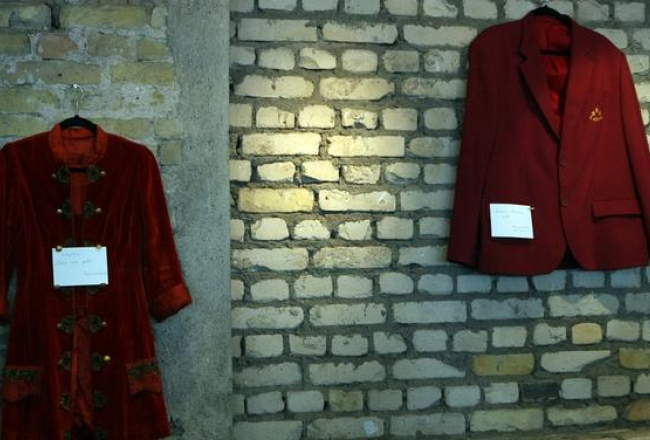 Simboliskas sarkanas žaketes - balvas - kustības "The Red Jackets" organizētajā Latvijas labāko eksportējošo uzņēmumu apbalvošanas pasākumā Latvijas Dzelzceļa vēstures muzejā. Foto: Edijs Pālens, LETA