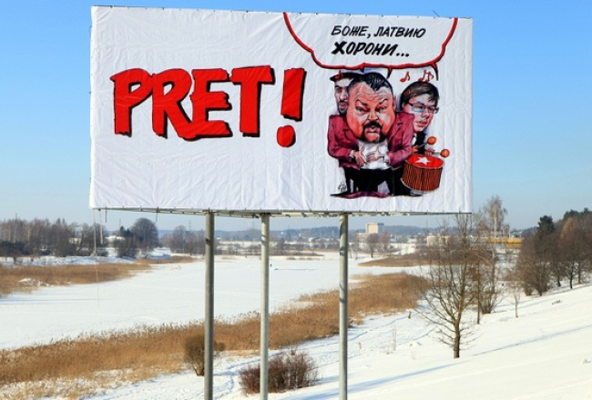 18.februāra tautas nobalsošanai veltīts plakāts Rīgas-Daugavpils šosejas malā Ogrē. Foto: Edijs Pālens, LETA