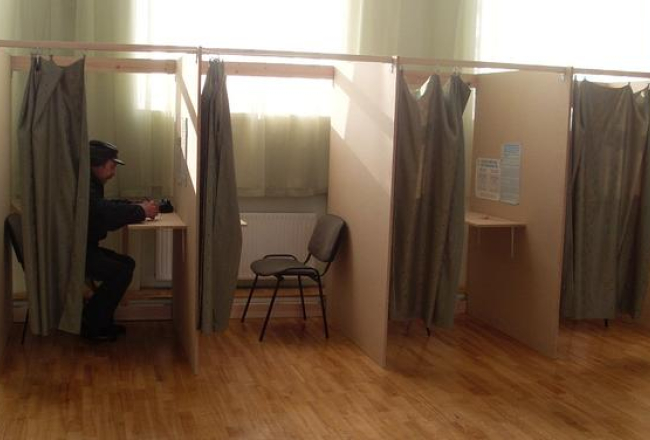 Balsošanas kabīnes referendumā Aglonā. Foto: Inga Nestere, F64
