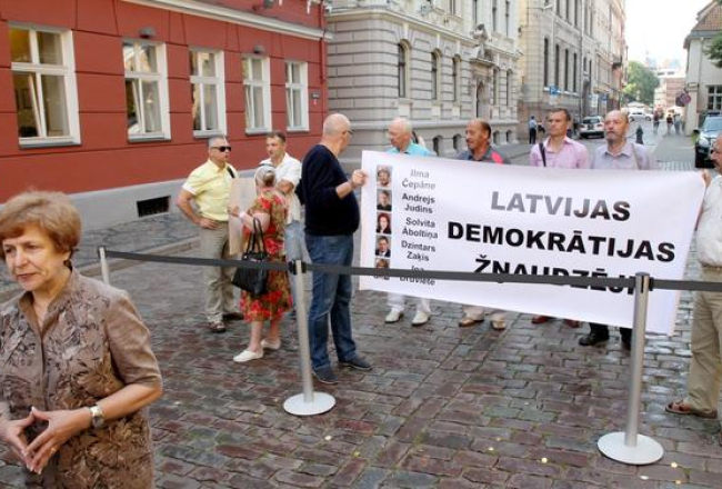 Piketētāji pie Saeimas protestē pret tiešās demokrātijas iespēju mazināšanu. Foto: Kaspars Krafts, F64