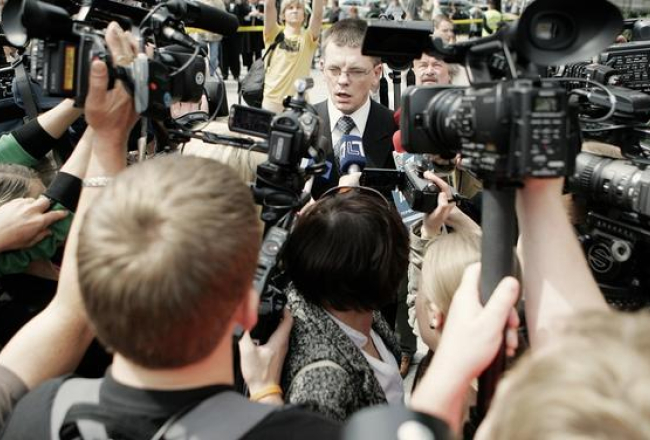 Einārs Repše žurnālistu ielenkumā. Foto: Jānis Saliņš, F64