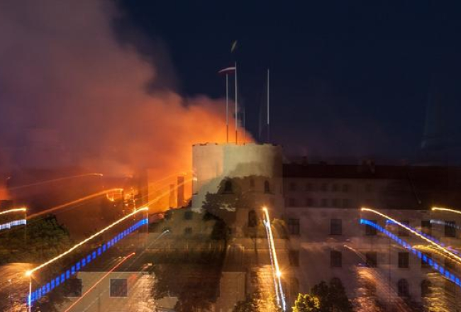 Rīgas pils deg. Foto: Dmitrijs Suļžics, F64