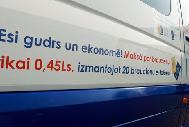 Informatīvs uzraksts uz uzņēmuma "Rīgas mikroautobusu satiksme" autobusa. Foto: Ieva Čīka, LETA