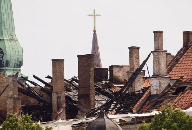 Rīgas pils jumts pēc ugunsgrēka. Foto: Ģirts Ozoliņš, F64