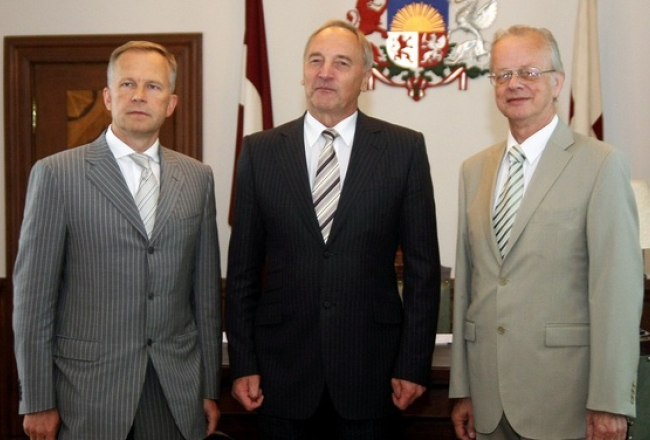 Valsts prezidents Andris Bērziņš (centrā, Latvijas Bankas prezidents Ilmārs Rimšēvičs (no kreisās) un Latvijas Zinātņu akadēmijas prezidents profesors Juris Ekmanis tikšanās laikā Rīgas pilī. Foto: Evija Trifanova, LETA