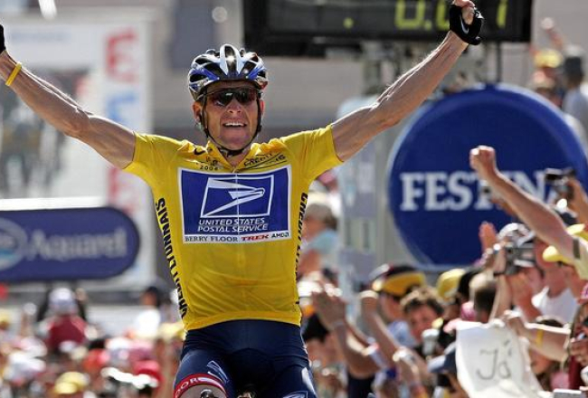 Lānss Ārmstrongs sportiskās uzvaras brīdī. Foto: AFP/LETA