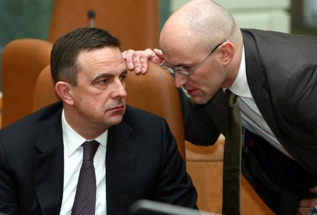 Satiksmes ministrs Aivis Ronis (no kreisās) un ekonomikas ministrs Daniels Pavļuts valdības sēdē. Foto: Dmitrijs Suļžics, F64