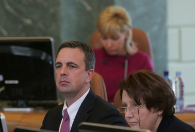 Aivis Ronis (no kreisās) valdības sēdē. Foto: Raitis Plauks, F64