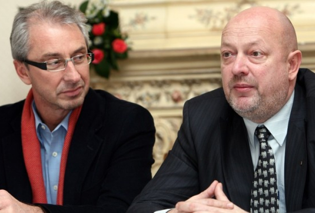 Latvijas Nacionālā teātra direktors Ojārs Rubenis (K) un bijušais Dailes teātra direktors Aivars Līnis (L). Foto: Agnese Gulbe, LETA