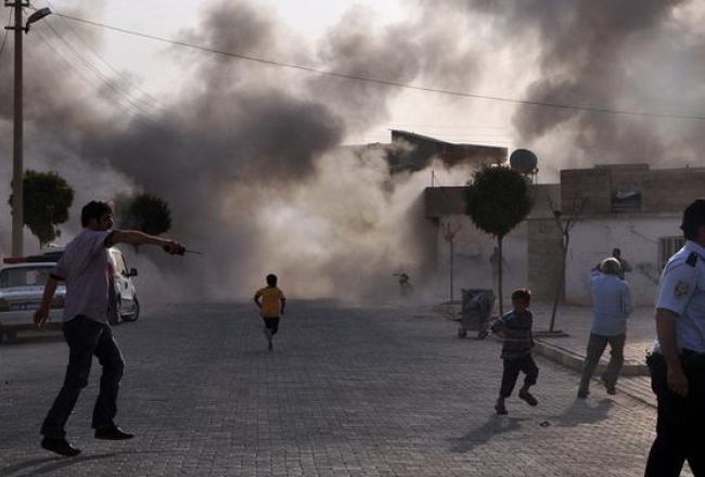Cilvēki bēg pēc tam, Turcija atklāja pretuguni Sīrijai. Foto: EPA/LETA