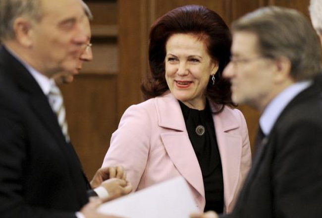 Saeimas ārpolitisko debašu laikā - Valsts prezidents Andris Bērziņš, Saeimas priekšsēdētāja Solvita Āboltiņa un deputāts Atis Lejiņš. Foto: Romāns Kokšarovs, F64