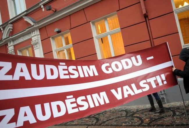 Ceturtdien Jūrmalas iedzīvotāji un sabiedrisko organizāciju pārstāvji piketēja pie Saeimas par komunālajām problēmām. Foto: Lita Krone, LETA