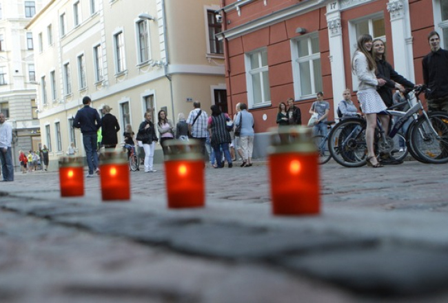 Piemiņas sveces pie Saeimas kā iedzīvotāju protests. Foto: Jānis Saliņš, F64
