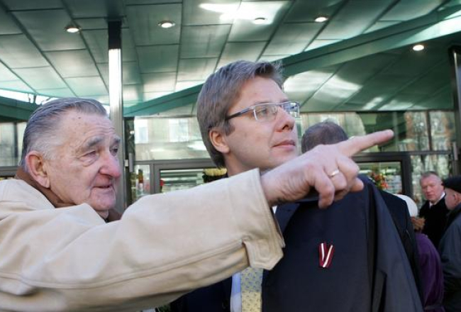 Pirms pāris gadiem - Saktas tirdziņa puķu pārdevējs Haralds Japiņš (no kreisās) un Rīgas domes priekšsēdētājs Nils Ušakovs (SC) rekonstruētā Saktas ziedu tirdziņa atklāšanas pasākumā. Virs viņiem - patinēta vara jumts. Bet varbūt ne? Foto: LETA